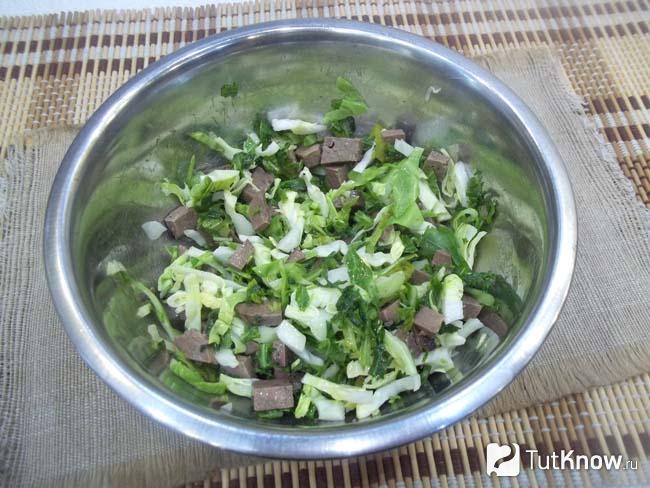 Готовый салат с печенью, рукколой и капустой