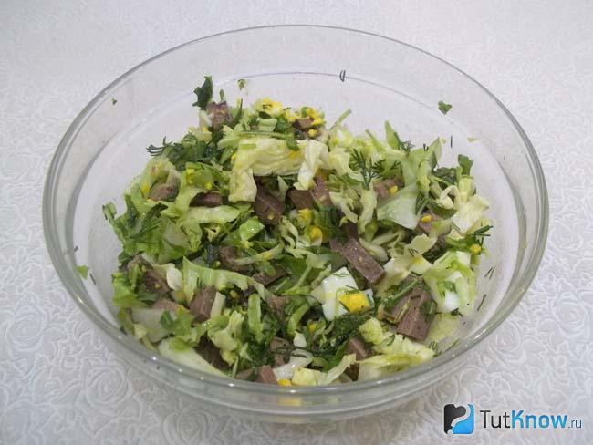 Готовый капустный салат с печенью, яйцами и рукколой