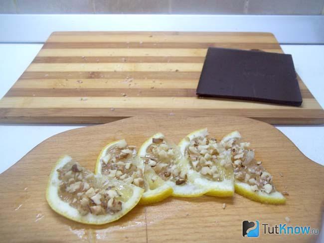 Лимон присыпан дроблеными орехами
