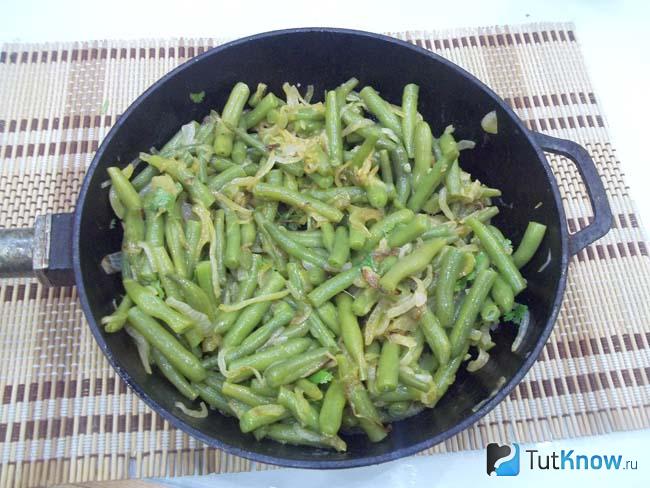 Готовая спаржа с луком и яйцом