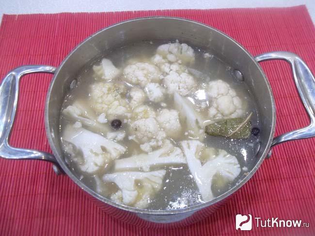 В кастрюлю с бульоном отправлен картофель и цветная капуста