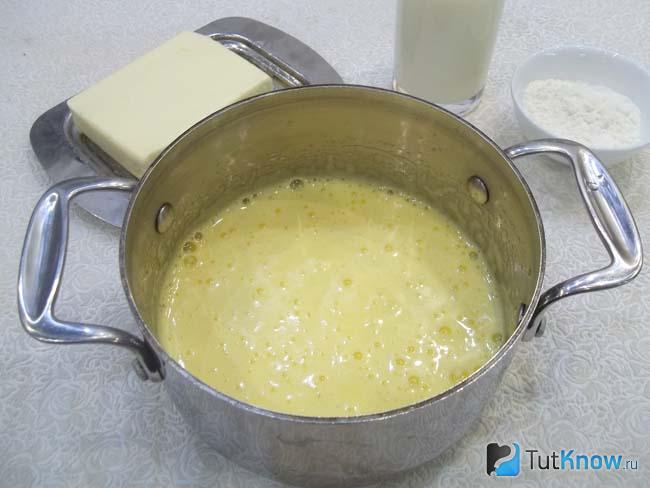 Яйца с сахаром взбиты