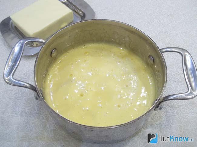 К продуктам налито молоко