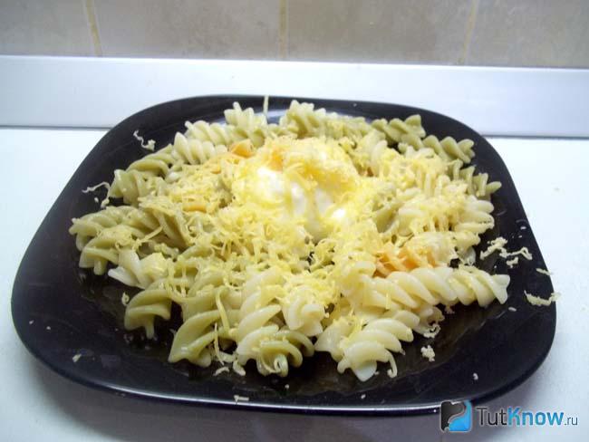 Готовые макароны с сыром и яйцом-пашот