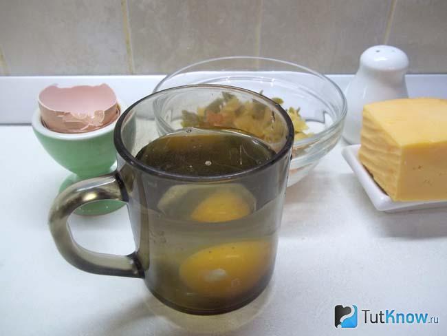 В стакан с водой выпущены яйца