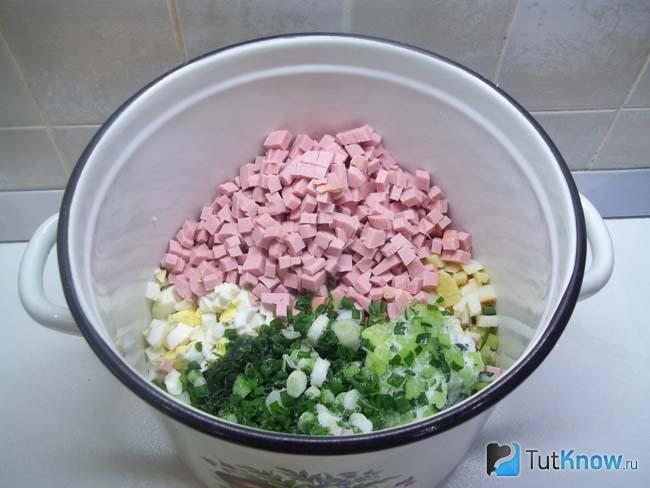 В кастрюлю сложены все продукты