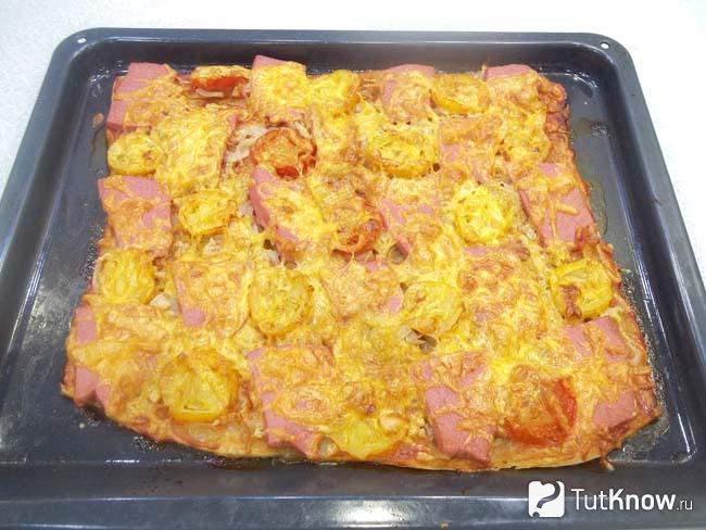Готовая пицца маринара с колбасой, сыром и помидорами