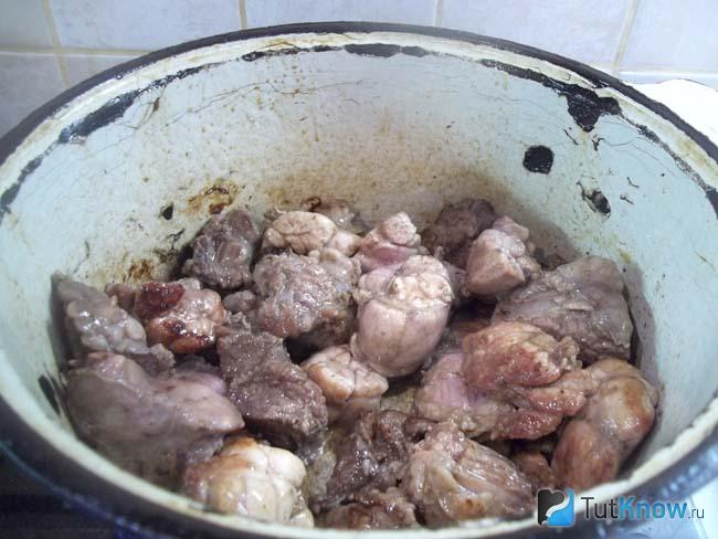 Мясо жарится в сковороде