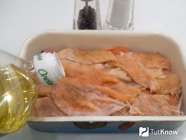 Рыба сложена в миску и залита маслом