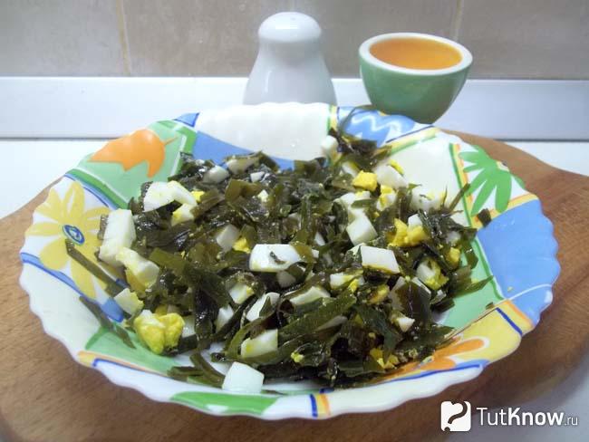 Готовый салат с морской капустой и яйцами