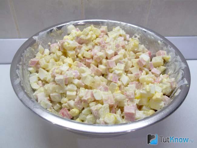 Готовый салат с колбасой, крабовыми палочками и яйцами