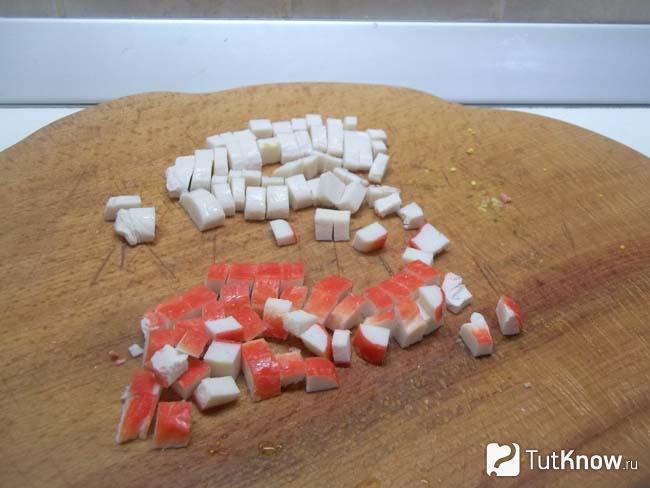 Крабовые палочки нарезаны