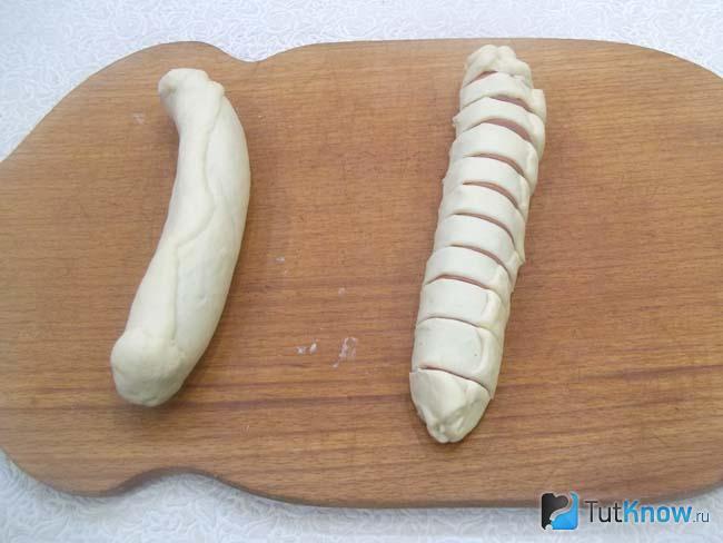 Сосиски в тесте нарезаны кольцами