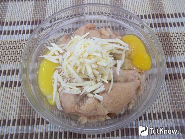 К картофельному фаршу добавлен сыр и яйца