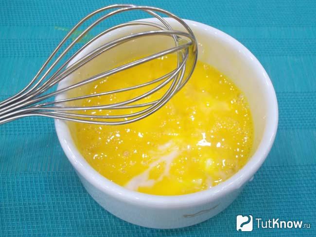 К яйцам налито молоко и продукты перемешаны