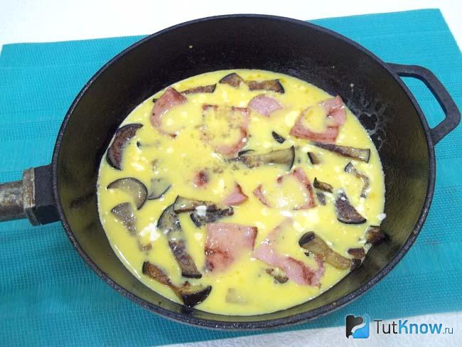 Баклажаны с колбасой залиты яично-молочной массой