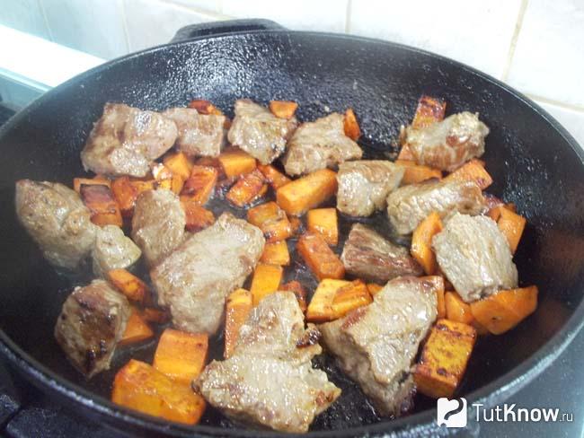 К мясу в сковороду добавлена морковь