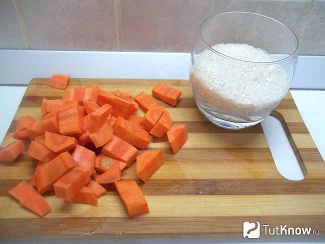 Морковь очищена и нарезана брусками