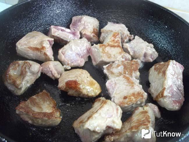 Мясо жарится на сковороде