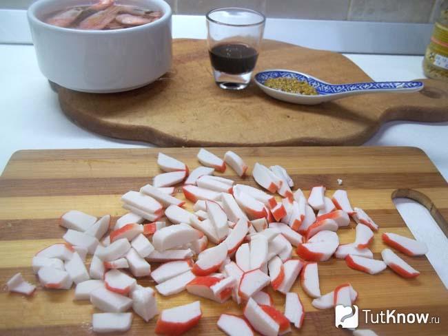 Крабовые палочки нарезаны