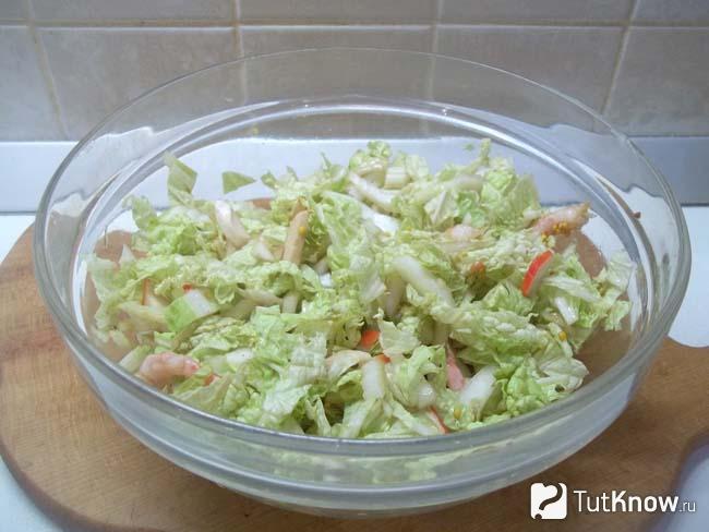 Готовый салат с пекинской капустой, креветками и крабовыми палочками