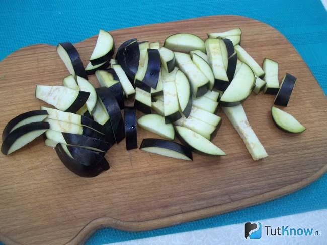 Баклажаны нарезаны брусками