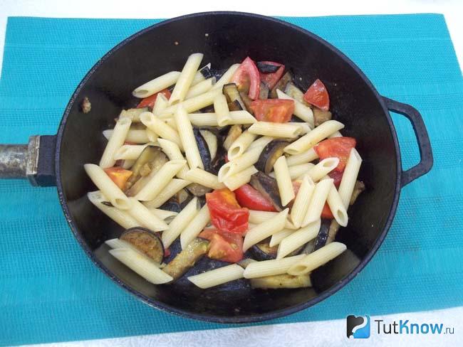 Готовые макароны с баклажанами и помидорами