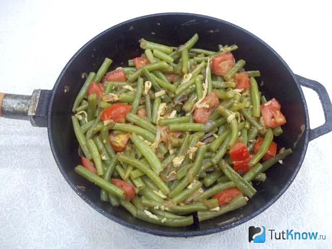 Готовая спаржа с помидорами, луком и сыром