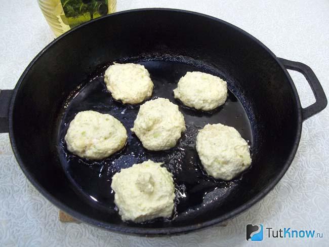Сырники из творога с яблоками жарятся на сковороде