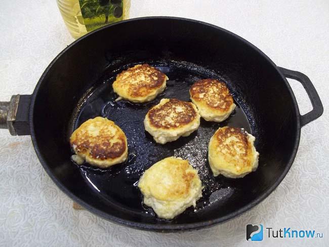 Готовые сырники из творога с яблоками