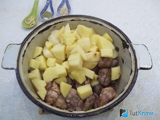 К мясу добавлен нарезанный картофель