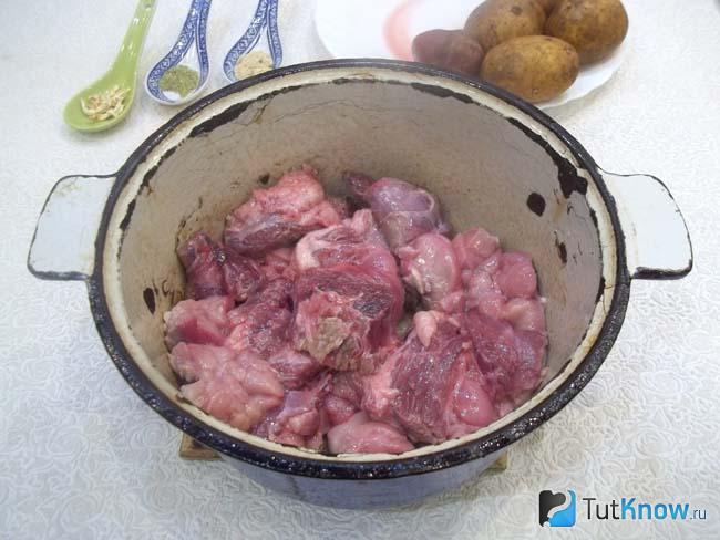 Мясо нарезано и жарится в сковороде