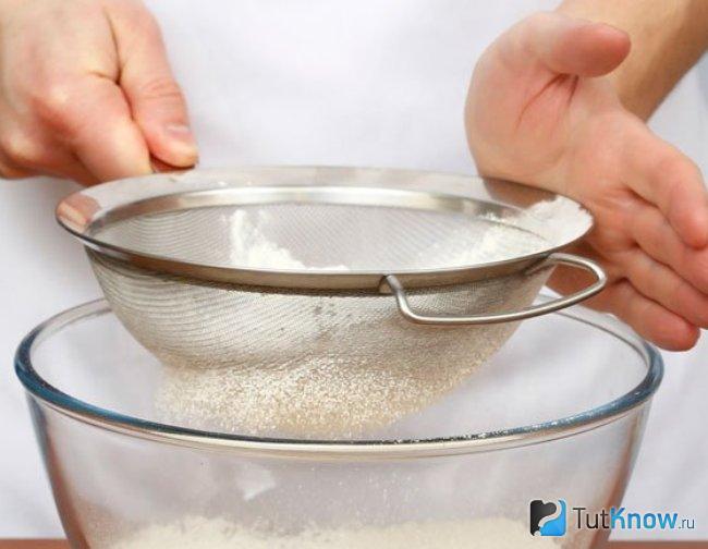 Просеивание рисовой муки через сито