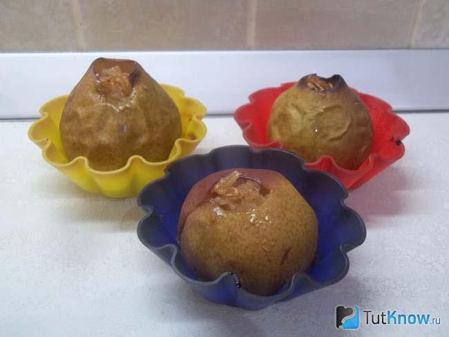 Готовые запеченные груши в коньяке с медом и овсянкой