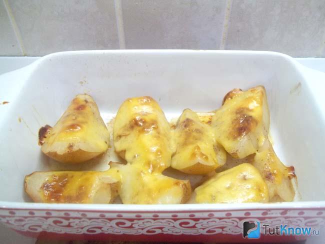 Готовые печеные груши с медом, корицей и сыром