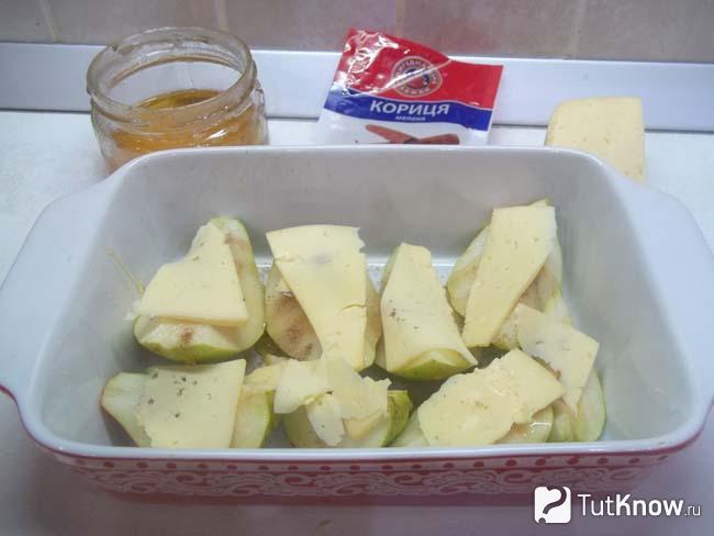 На груши выложен сыр