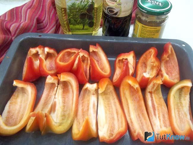 Перцы нарезаны дольками