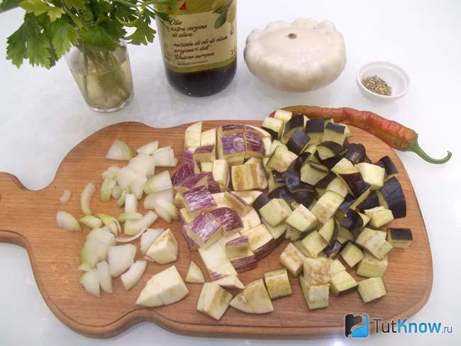 Баклажаны и лук нарезаны