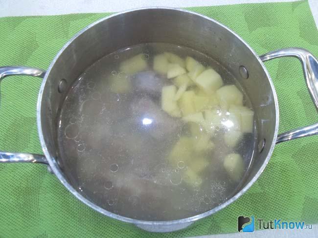 В кастрюлю с бульоном добавлен картофель