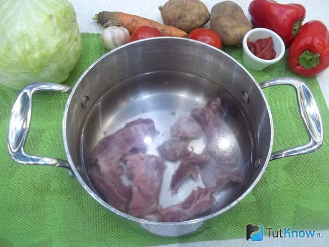 Мясо нарезано и залито водой
