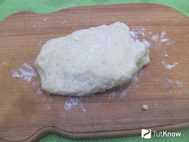Тесто вымешано руками