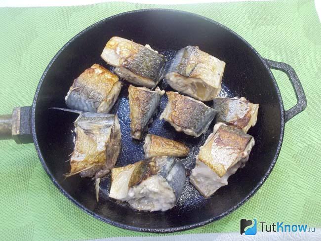 Скумбрия жарится на сковороде