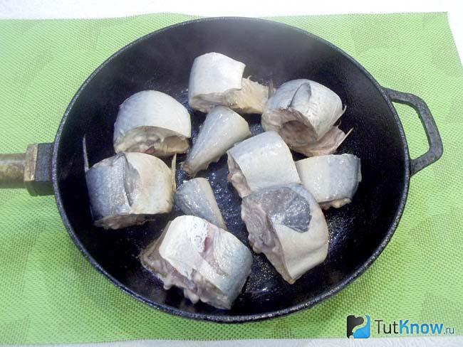 Скумбрия жарится на сковороде