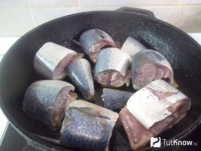 Скумбрия жарится на сковороде