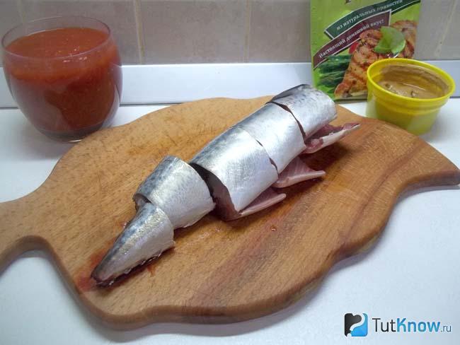 Скумбрия нарезана кусочками
