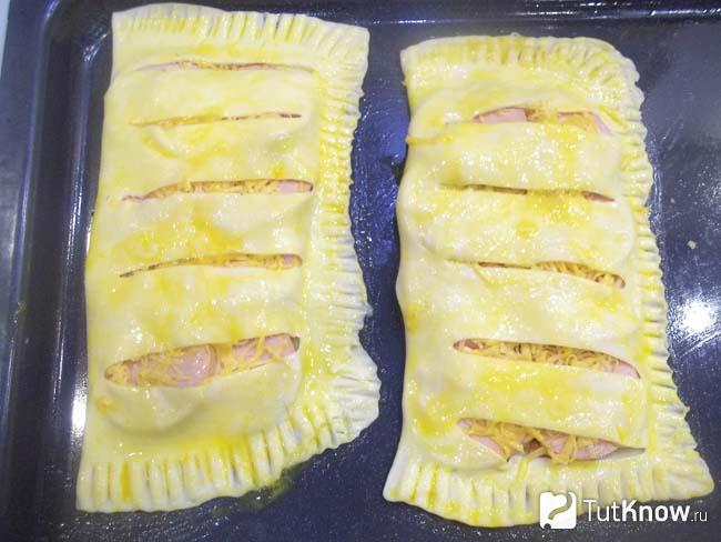 Слойки смазаны яйцами