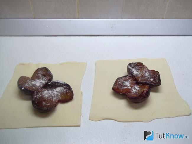 Сливы присыпаны сахаром и мукой