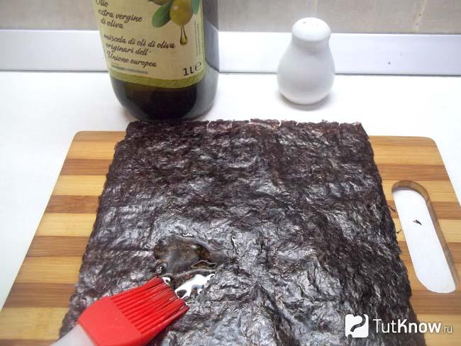 Листы нори смазаны оливковым маслом