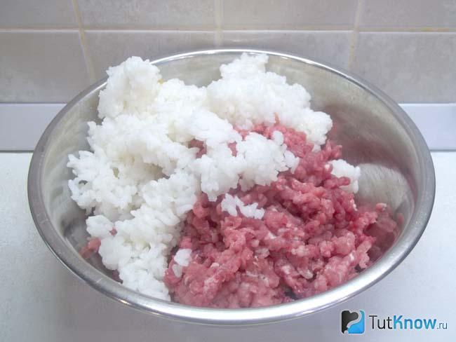 К мясному фаршу добавлен отваренный рис