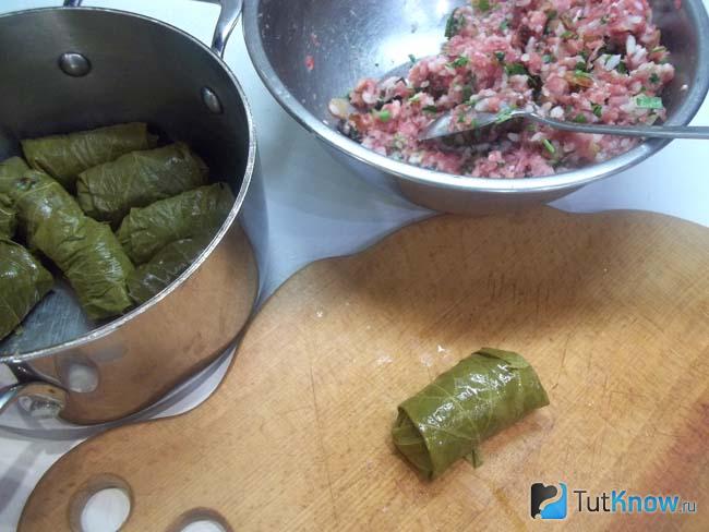 Виноградный лист свернут рулетом
